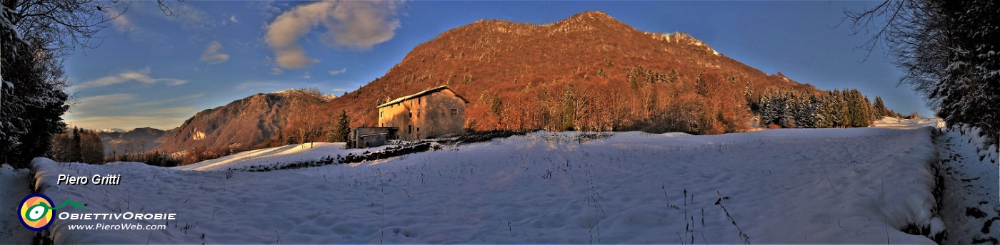 70 Usciti dal bosco alla aperta radura della Stalle Aral belli i colori dell'imminente tramonto.jpg